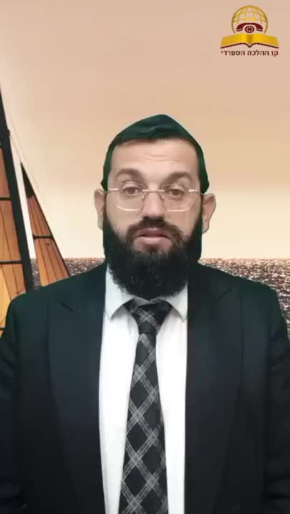מי שנמצא בים או בבריכה, האם יכול לברך ללא חולצה וללא כיפה? הרב אושרי אזולאי